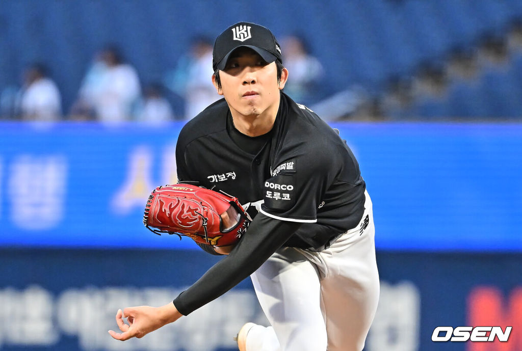 15일 창원NC파크에서 2026 신한 SOL KBO 리그 NC 다이노스와 KT 위즈의 경기가 열렸다. 홈팀 NC는 신민혁이, 방문팀 KT는 오원석이 선발 출전했다. KT 위즈 선발투수 오원석이 역투하고 있다. 2026.04.15 / foto0307@osen.co.kr