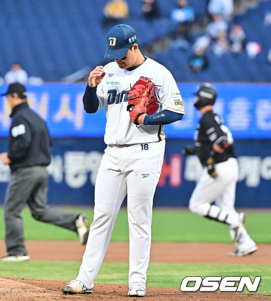 [OSEN=창원, 이석우 기자] 15일 창원NC파크에서 2026 신한 SOL KBO 리그 NC 다이노스와 KT 위즈의 경기가 열렸다. 홈팀 NC는 신민혁이, 방문팀 KT는 오원석이 선발 출전했다. NC 다이노스 선발투수 신민혁이 1회초 2사 2루 KT 위즈 장성우에게 좌월 2점 홈런을 맞고 아쉬워하고 있다. 2026.04.15 / foto0307@osen.co.kr