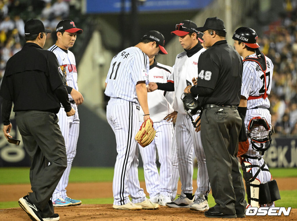 15일 서울 잠실야구장에서 2026 신한 SOL KBO리그 LG 트윈스와 롯데 자이언츠의 경기가 열렸다.이날 LG는 웰스, 롯데는 김진욱을 선발로 내세웠다.9회초 2사에서 LG 함덕주가 마운드를 내려가고 있다. 2026.04.15 /sunday@osen.co.kr