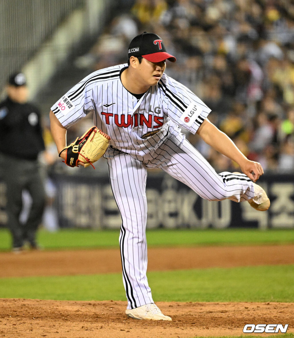 15일 서울 잠실야구장에서 2026 신한 SOL KBO리그 LG 트윈스와 롯데 자이언츠의 경기가 열렸다.이날 LG는 웰스, 롯데는 김진욱을 선발로 내세웠다.9회초 무사에서 LG 함덕주가 역투하고 있다. 2026.04.15 /sunday@osen.co.kr