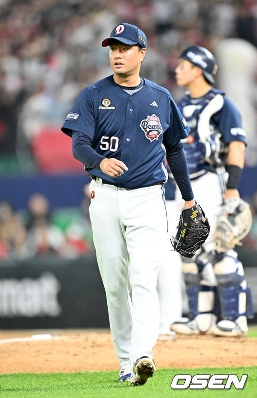 [OSEN=인천, 민경훈 기자] 15일 오후 인천 SSG랜더스필드에서 ‘2026 신한 SOL Bank KBO리그' SSG 랜더스와 두산 베어스의 경기가 진행됐다. 4회말 무사 주자 1,2루 SSG 정준재 타석에서 두산 선발 이영하가 교체되고 있다. 2026.04.15 / rumi@osen.co.kr