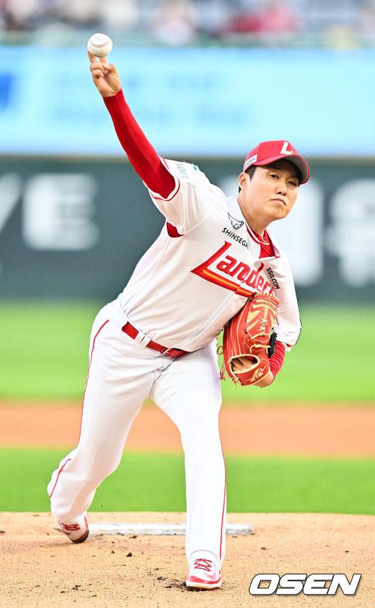[OSEN=인천, 민경훈 기자] 15일 오후 인천 SSG랜더스필드에서 ‘2026 신한 SOL Bank KBO리그' SSG 랜더스와 두산 베어스의 경기가 진행됐다. SSG 선발 최민준이 마운드 위에서 힘차게 공을 뿌리고 있다. 2026.04.15 / rumi@osen.co.kr