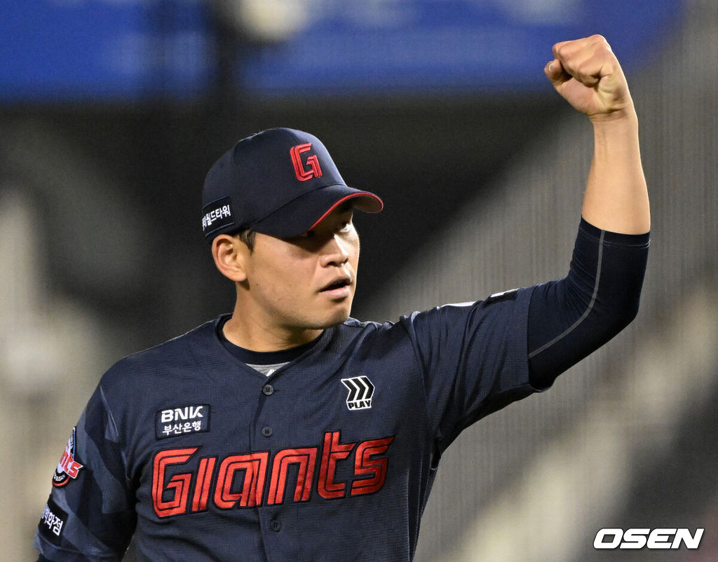 15일 서울 잠실야구장에서 2026 신한 SOL KBO리그 LG 트윈스와 롯데 자이언츠의 경기가 열렸다.이날 LG는 웰스, 롯데는 김진욱을 선발로 내세웠다.6회말 2사 2루에서 롯데 김진욱이 LG 문보경을 삼진 처리하고 환호하고 있다.  2026.04.15 /sunday@osen.co.kr