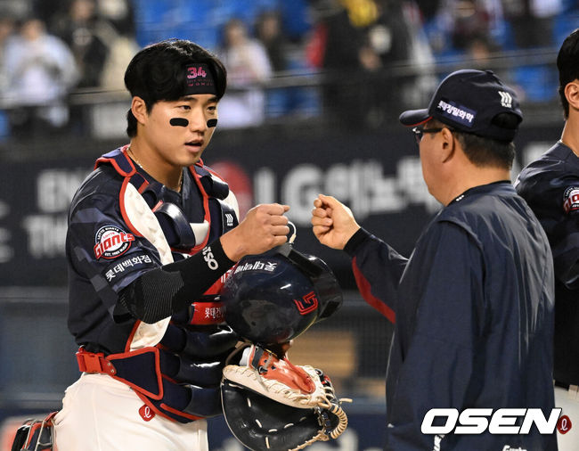 [OSEN=잠실, 이대선 기자] 프로야구 롯데 자이언츠가 LG 트윈스를 꺾고 2연패를 탈출했다. LG는 8연승에서 멈췄다.&nbsp;&nbsp;롯데는&nbsp;15일 서울 잠실구장에서 열린 2026 KBO리그 LG와 경기에서 2-0으로 승리했다.경기 종료 후 롯데 손성빈이 김태형 감독과 승리의 기쁨을 나누고 있다. 2026.04.15 /sunday@osen.co.kr