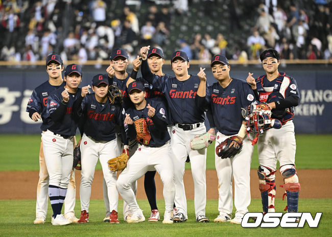 [OSEN=잠실, 이대선 기자] 프로야구 롯데 자이언츠가 LG 트윈스를 꺾고 2연패를 탈출했다. LG는 8연승에서 멈췄다.&nbsp;&nbsp;롯데는&nbsp;15일 서울 잠실구장에서 열린 2026 KBO리그 LG와 경기에서 2-0으로 승리했다.경기 종료 후 롯데 선수들이 승리의 기쁨을 나누고 있다. 2026.04.15 /sunday@osen.co.kr