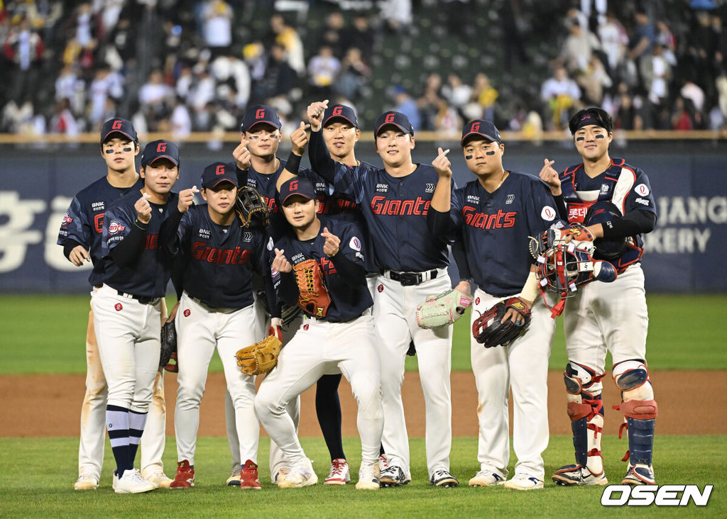 프로야구 롯데 자이언츠가 LG 트윈스를 꺾고 2연패를 탈출했다. LG는 8연승에서 멈췄다.  롯데는 15일 서울 잠실구장에서 열린 2026 KBO리그 LG와 경기에서 2-0으로 승리했다.경기 종료 후 롯데 선수들이 승리의 기쁨을 나누고 있다. 2026.04.15 /sunday@osen.co.kr