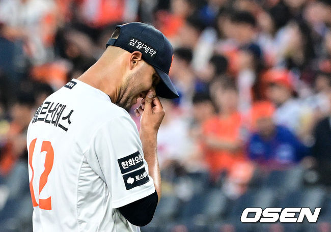 [OSEN=대전, 지형준 기자] 15일 대전 한화생명 볼파크에서 2026 신한 SOL KBO리그 한화 이글스와 삼성 라이온즈의 경기가 열렸다.4연패 중인 한화는 윌켈 에르난데스, 5연승을 노리는 삼성은 양창섭이 선발로 나섰다.&nbsp;1회초 한화 에르난데스가 7실점을 허용하며 강판당하고 있다. 2026.04.15&nbsp;/ jpnews@osen.co.kr