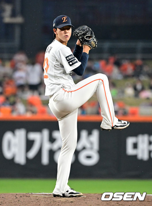 [OSEN=대전, 지형준 기자] 15일 대전 한화생명 볼파크에서 2026 신한 SOL KBO리그 한화 이글스와 삼성 라이온즈의 경기가 열렸다.4연패 중인 한화는 윌켈 에르난데스, 5연승을 노리는 삼성은 양창섭이 선발로 나섰다.&nbsp;2회초 한화 황준서가 역투하고 있다. 2026.04.15&nbsp;/ jpnews@osen.co.kr