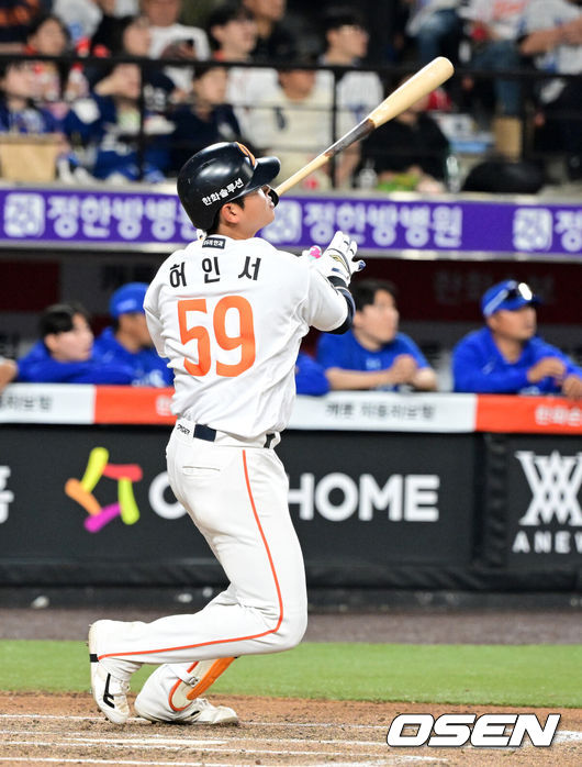 [OSEN=대전, 지형준 기자] 15일 대전 한화생명 볼파크에서 2026 신한 SOL KBO리그 한화 이글스와 삼성 라이온즈의 경기가 열렸다.4연패 중인 한화는 윌켈 에르난데스, 5연승을 노리는 삼성은 양창섭이 선발로 나섰다.&nbsp;6회말 1사 1루에서 한화 허인서가 좌중월 투런포를 날리고 있다. 2026.04.15&nbsp;/ jpnews@osen.co.kr