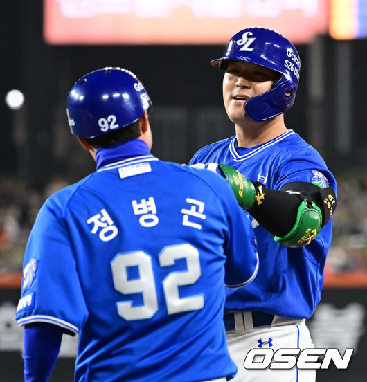 [OSEN=대전, 지형준 기자] 15일 대전 한화생명 볼파크에서 2026 신한 SOL KBO리그 한화 이글스와 삼성 라이온즈의 경기가 열렸다.4연패 중인 한화는 윌켈 에르난데스, 5연승을 노리는 삼성은 양창섭이 선발로 나섰다.&nbsp;5회초 2사 만루에서 삼성 전병우가 2타점 좌전 적시타를 날리며 기뻐하고 있다. 2026.04.15&nbsp;/ jpnews@osen.co.kr