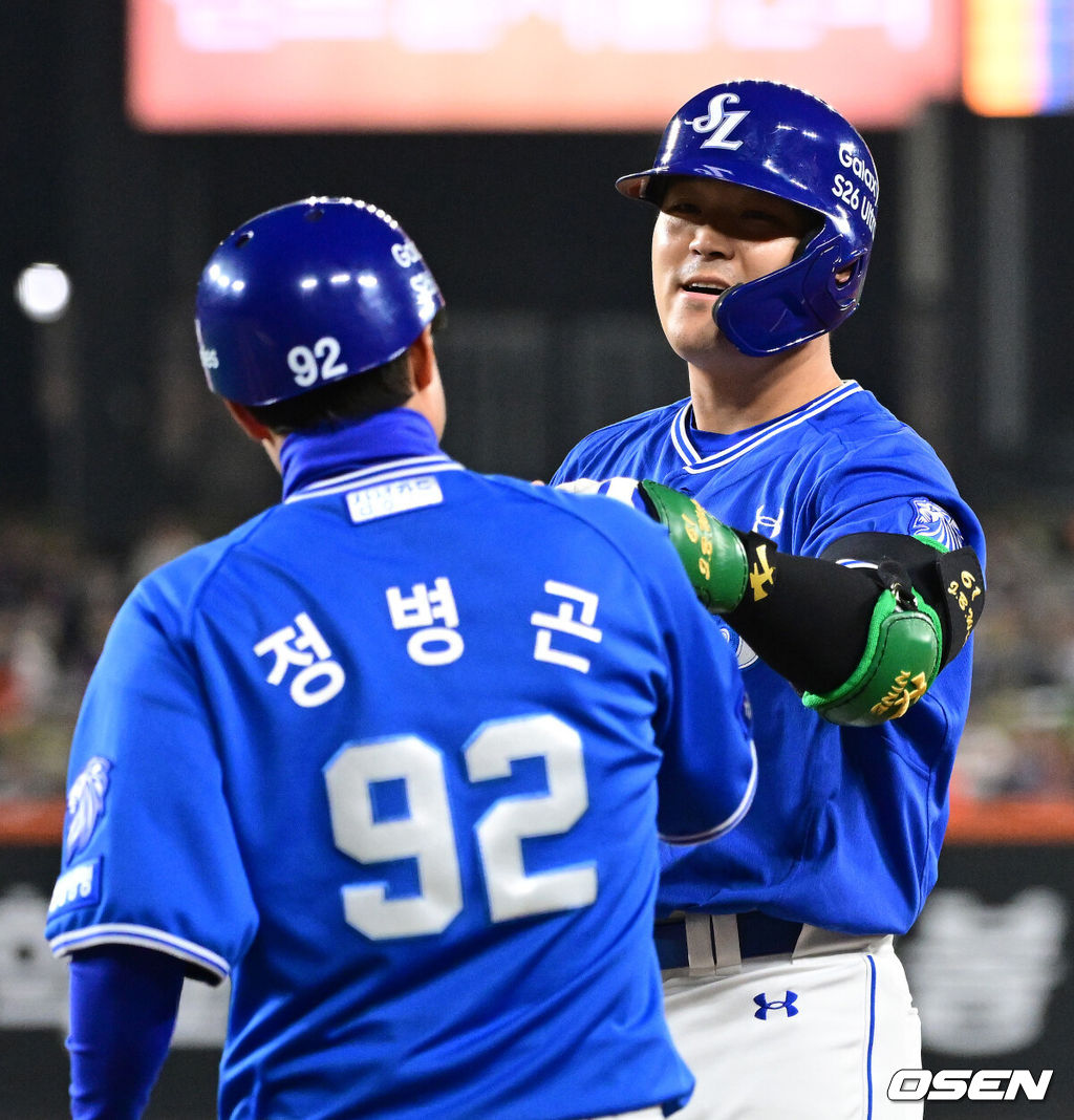 15일 대전 한화생명 볼파크에서 2026 신한 SOL KBO리그 한화 이글스와 삼성 라이온즈의 경기가 열렸다.4연패 중인 한화는 윌켈 에르난데스, 5연승을 노리는 삼성은 양창섭이 선발로 나섰다. 5회초 2사 만루에서 삼성 전병우가 2타점 좌전 적시타를 날리며 기뻐하고 있다. 2026.04.15 / jpnews@osen.co.kr