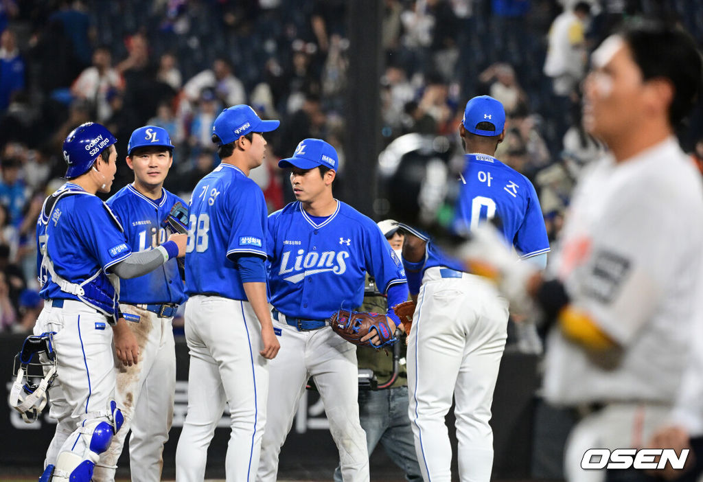프로야구 삼성 라이온즈가 이번에는 시원한 타격으로 한화 이글스를 잡고 5연승을 질주했다.박진만 감독이 이끄는 한화는 15일 대전 한화생명 볼파크에서 열린 2026 신한 SOL KBO리그 한화와의 원정경기에서 13-5 대승을 거뒀다. 이날 승리로 5연승을 질주한 삼성은 시즌 10승(4패1무) 고지를 밟으면서 LG 트윈스(10승5패)를 제치고 단독 1위로 올라섰다. 5연패에 빠진 한화는 6승9패가 됐다. 경기를 마치고 삼성 선수들이 승리를 기뻐하고 있다. 2026.04.15 / jpnews@osen.co.kr