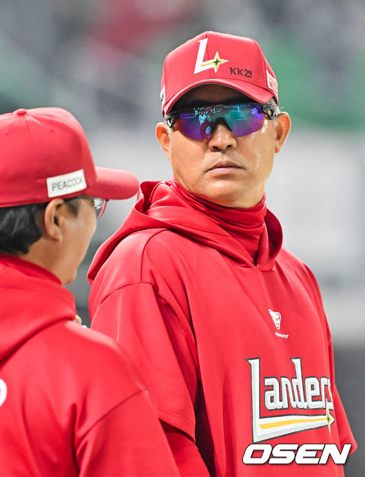 [OSEN=인천, 민경훈 기자] 15일 오후 인천 SSG랜더스필드에서 ‘2026 신한 SOL Bank KBO리그' SSG 랜더스와 두산 베어스의 경기가 진행됐다. 경기를 마치고 SSG 이숭용 감독이 코치진들과 얘기를 나누고 있다. 2026.04.15 / rumi@osen.co.kr