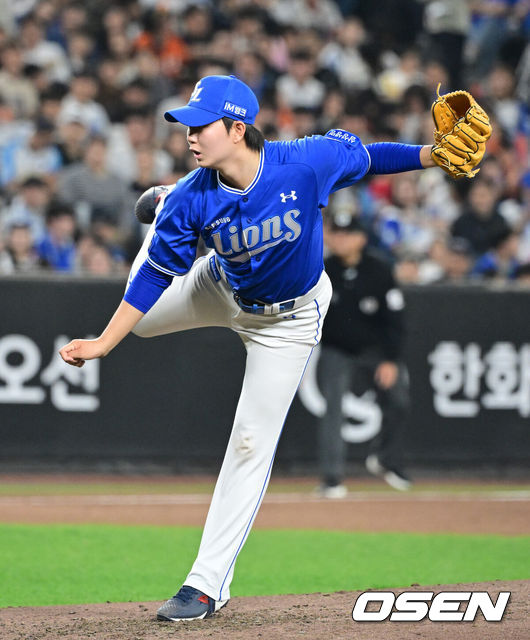 [OSEN=대전, 지형준 기자] 15일 대전 한화생명 볼파크에서 2026 신한 SOL KBO리그 한화 이글스와 삼성 라이온즈의 경기가 열렸다.4연패 중인 한화는 윌켈 에르난데스, 5연승을 노리는 삼성은 양창섭이 선발로 나섰다.&nbsp;3회말 삼성 장찬희가 역투하고 있다. 2026.04.15&nbsp;/ jpnews@osen.co.kr