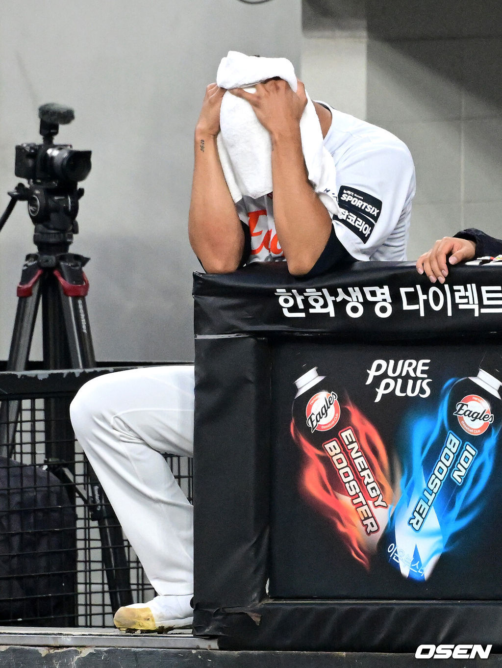 15일 대전 한화생명 볼파크에서 2026 신한 SOL KBO리그 한화 이글스와 삼성 라이온즈의 경기가 열렸다.4연패 중인 한화는 윌켈 에르난데스, 5연승을 노리는 삼성은 양창섭이 선발로 나섰다. 1회초 한화 에르난데스가 강판당하며 아쉬워하고 있다. 2026.04.15 / jpnews@osen.co.kr