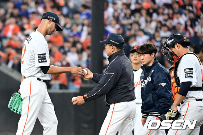 [OSEN=대전, 지형준 기자] 15일 대전 한화생명 볼파크에서 2026 신한 SOL KBO리그 한화 이글스와 삼성 라이온즈의 경기가 열렸다.4연패 중인 한화는 윌켈 에르난데스, 5연승을 노리는 삼성은 양창섭이 선발로 나섰다.&nbsp;1회초 한화 에르난데스가 7실점을 허용하며 강판당하고 있다. 2026.04.15&nbsp;/ jpnews@osen.co.kr