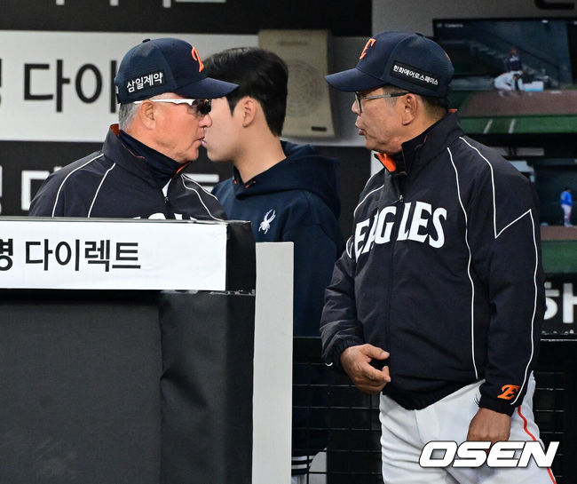 [OSEN=대전, 지형준 기자] 15일 대전 한화생명 볼파크에서 2026 신한 SOL KBO리그 한화 이글스와 삼성 라이온즈의 경기가 열렸다.4연패 중인 한화는 윌켈 에르난데스, 5연승을 노리는 삼성은 양창섭이 선발로 나섰다.&nbsp;1회초 1사 만루에서 한화 김경문 감독과 양상문 코치가 이야기를 나누고 있다. 2026.04.15&nbsp;/ jpnews@osen.co.kr