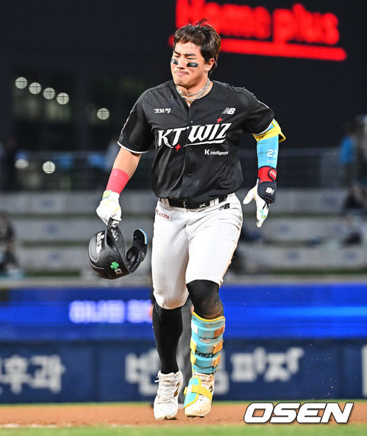 [OSEN=창원, 이석우 기자] 15일 창원NC파크에서 2026 신한 SOL KBO 리그 NC 다이노스와 KT 위즈의 경기가 열렸다. 홈팀 NC는 신민혁이, 방문팀 KT는 오원석이 선발 출전했다. KT 위즈 안현민이 6회초 좌전 안타를 치고 2루로 진루하다 넘어진 후 괴로워하고 있다. 2026.04.15 / foto0307@osen.co.kr