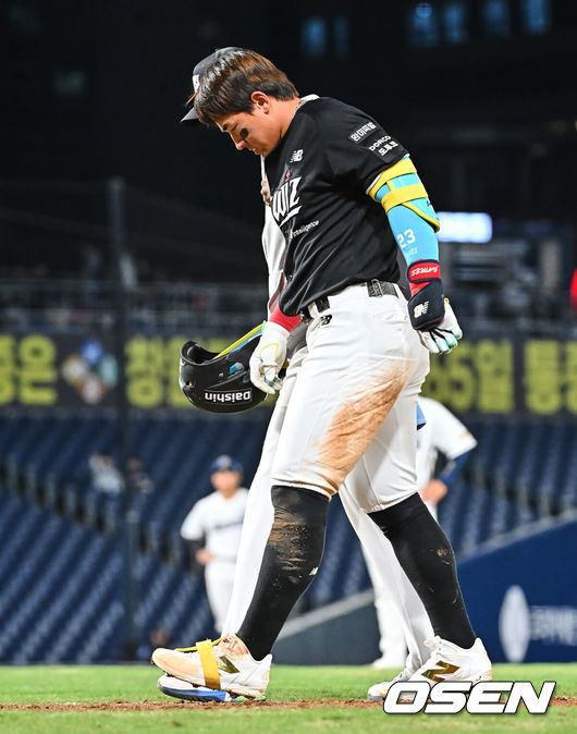 [OSEN=창원, 이석우 기자] 15일 창원NC파크에서 2026 신한 SOL KBO 리그 NC 다이노스와 KT 위즈의 경기가 열렸다. 홈팀 NC는 신민혁이, 방문팀 KT는 오원석이 선발 출전했다. KT 위즈 안현민이 6회초 좌전 안타를 치고 2루로 진루하다 넘어진 후 교체되고 있다. 2026.04.15 / foto0307@osen.co.kr