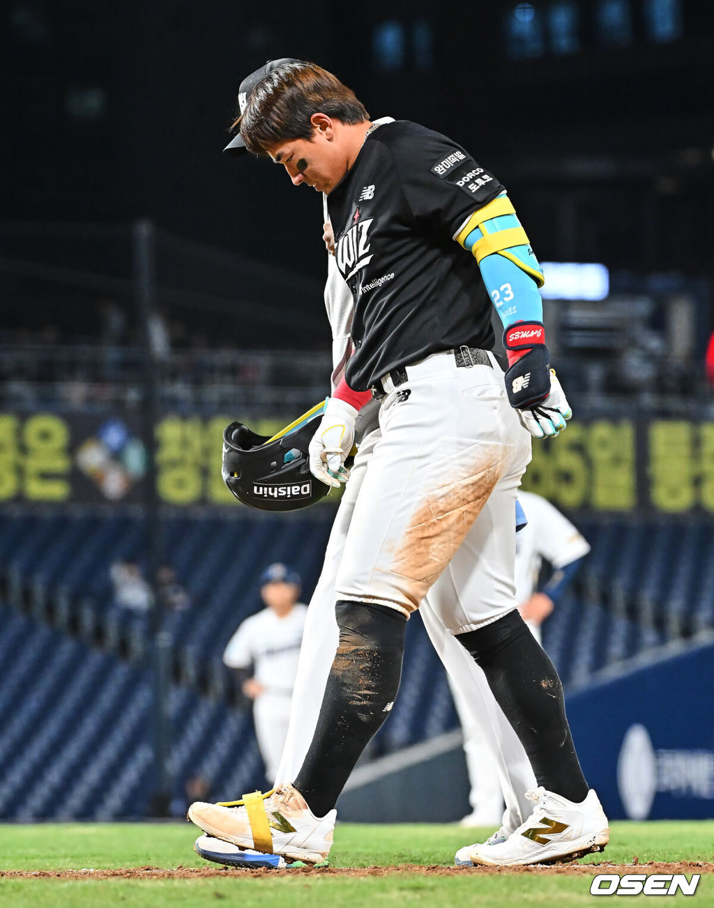 15일 창원NC파크에서 2026 신한 SOL KBO 리그 NC 다이노스와 KT 위즈의 경기가 열렸다. 홈팀 NC는 신민혁이, 방문팀 KT는 오원석이 선발 출전했다. KT 위즈 안현민이 6회초 좌전 안타를 치고 2루로 진루하다 넘어진 후 교체되고 있다. 2026.04.15 / foto0307@osen.co.kr