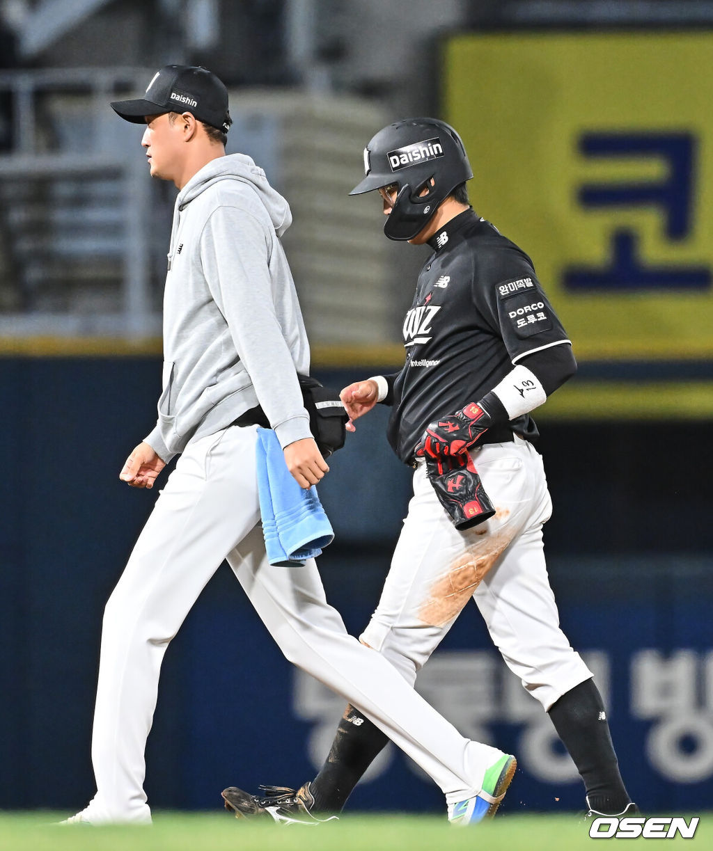 15일 창원NC파크에서 2026 신한 SOL KBO 리그 NC 다이노스와 KT 위즈의 경기가 열렸다. 홈팀 NC는 신민혁이, 방문팀 KT는 오원석이 선발 출전했다. KT 위즈 허경민이 4회초 1사 2루 교체되고 있다. 2026.04.15 / foto0307@osen.co.kr