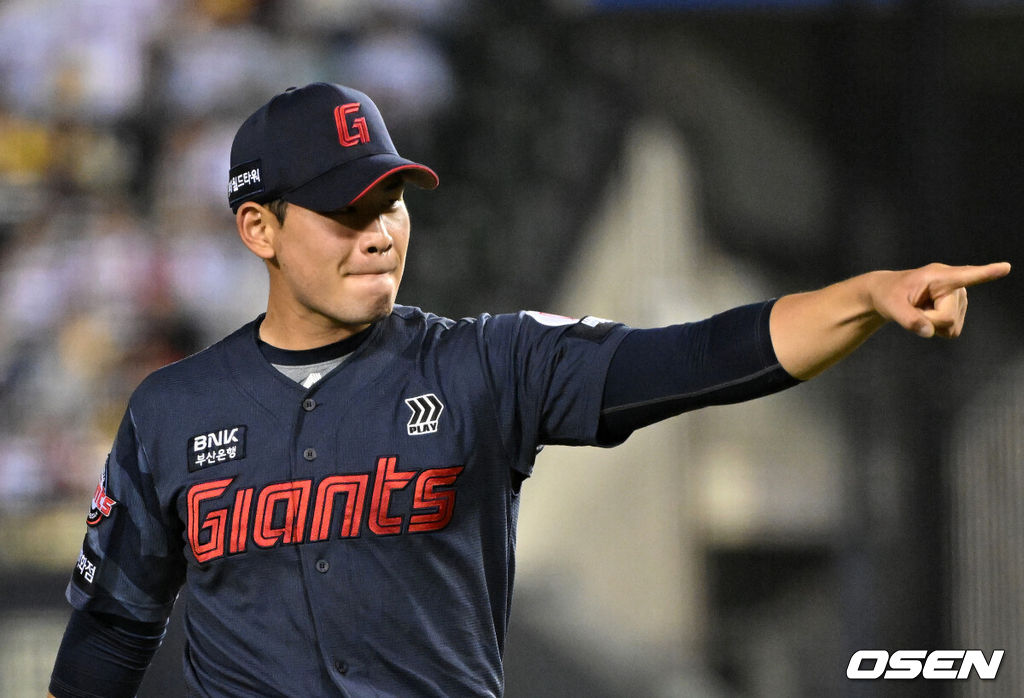 15일 서울 잠실야구장에서 2026 신한 SOL KBO리그 LG 트윈스와 롯데 자이언츠의 경기가 열렸다.이날 LG는 웰스, 롯데는 김진욱을 선발로 내세웠다.5회말 2사 1,2루에서 롯데 김진욱이 LG 신민재를 삼진으로 처리하고 환호하고 있다.  2026.04.15 /sunday@osen.co.kr