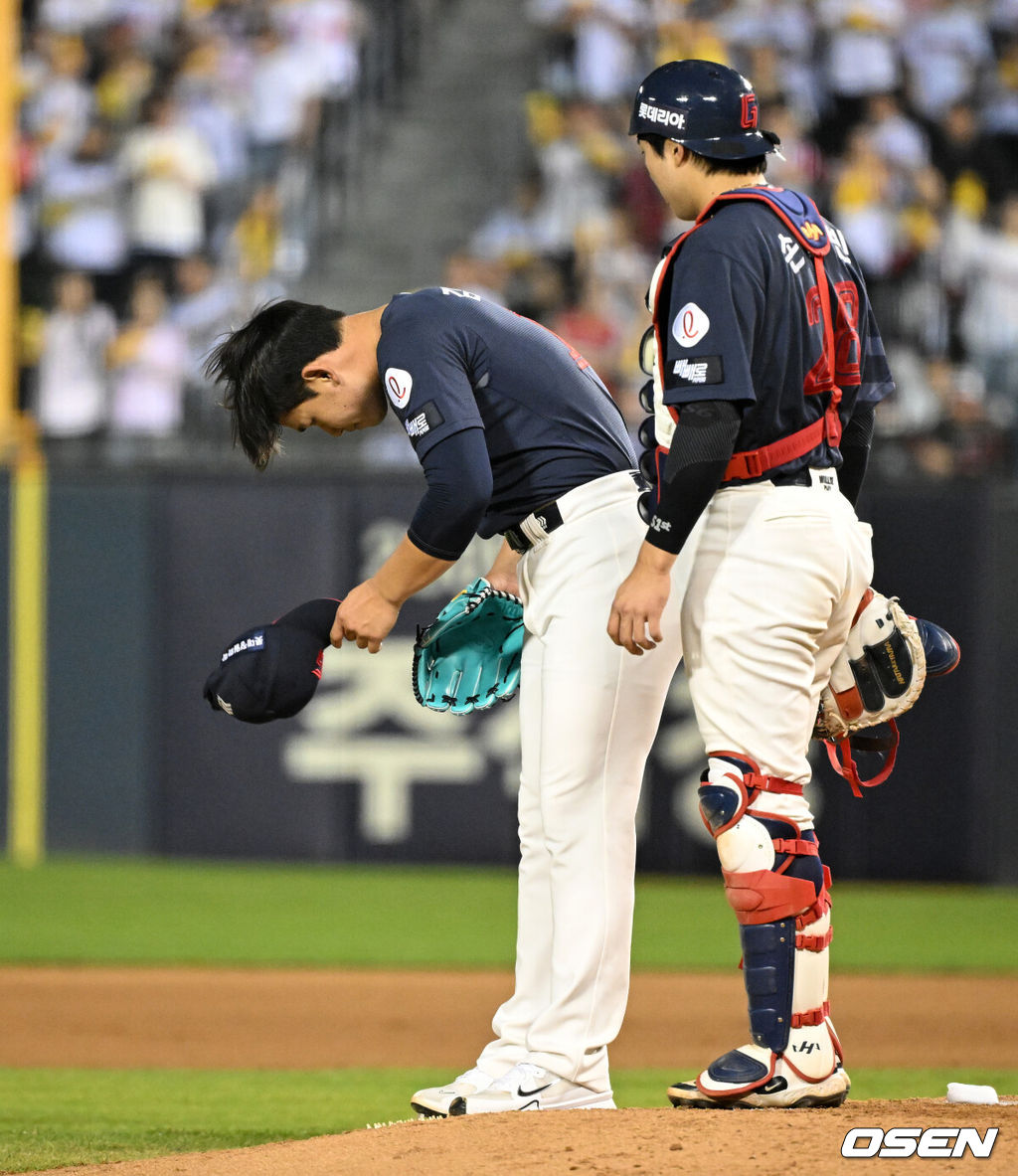15일 서울 잠실야구장에서 2026 신한 SOL KBO리그 LG 트윈스와 롯데 자이언츠의 경기가 열렸다.이날 LG는 웰스, 롯데는 김진욱을 선발로 내세웠다.7회말 2사 3루에서 롯데 김진욱이 마운드를 내려가고 있다.  2026.04.15 /sunday@osen.co.kr