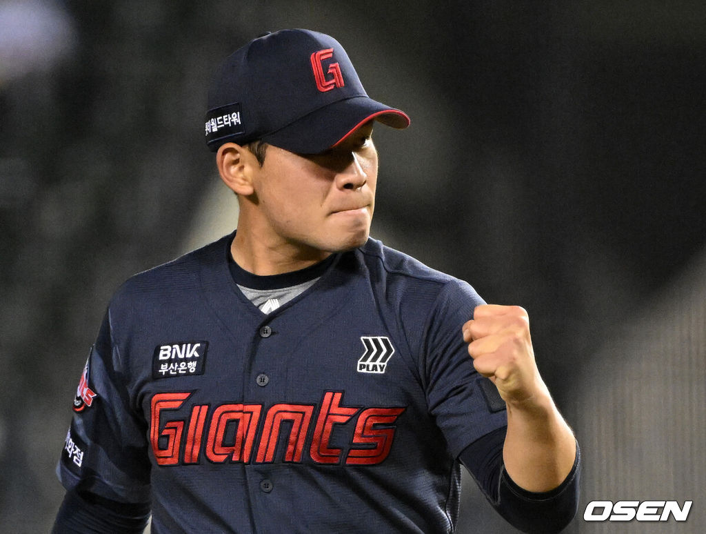 15일 서울 잠실야구장에서 2026 신한 SOL KBO리그 LG 트윈스와 롯데 자이언츠의 경기가 열렸다.이날 LG는 웰스, 롯데는 김진욱을 선발로 내세웠다.5회말 2사 1,2루에서 롯데 김진욱이 LG 신민재를 삼진으로 처리하고 환호하고 있다.  2026.04.15 /sunday@osen.co.kr