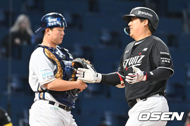 [OSEN=창원, 이석우 기자] 15일 창원NC파크에서 2026 신한 SOL KBO 리그 NC 다이노스와 KT 위즈의 경기가 열렸다. 홈팀 NC는 신민혁이, 방문팀 KT는 오원석이 선발 출전했다. KT 위즈 김현수가 3회초 1사 1루 우월 2점 홈런을 치고 하이파이브를 하고 있다. 2026.04.15 / foto0307@osen.co.kr