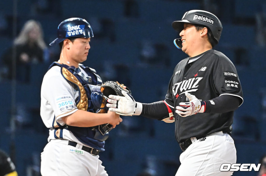 15일 창원NC파크에서 2026 신한 SOL KBO 리그 NC 다이노스와 KT 위즈의 경기가 열렸다. 홈팀 NC는 신민혁이, 방문팀 KT는 오원석이 선발 출전했다. KT 위즈 김현수가 3회초 1사 1루 우월 2점 홈런을 치고 하이파이브를 하고 있다. 2026.04.15 / foto0307@osen.co.kr