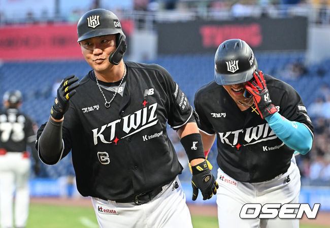 [OSEN=창원, 이석우 기자] 15일 창원NC파크에서 2026 신한 SOL KBO 리그 NC 다이노스와 KT 위즈의 경기가 열렸다. 홈팀 NC는 신민혁이, 방문팀 KT는 오원석이 선발 출전했다. KT 위즈 장성우가 1회초 2사 2루 좌월 2점 홈런을 치고 기뻐하고 있다. 2026.04.15 / foto0307@osen.co.kr