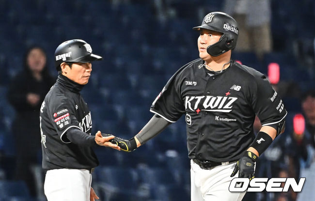 [OSEN=창원, 이석우 기자] 15일 창원NC파크에서 2026 신한 SOL KBO 리그 NC 다이노스와 KT 위즈의 경기가 열렸다. 홈팀 NC는 신민혁이, 방문팀 KT는 오원석이 선발 출전했다. KT 위즈 장성우가 6회초 무사 1루 좌월 2점 홈런을 치고 하이파이브를 하고 있다. 2026.04.15 / foto0307@osen.co.kr