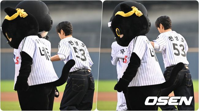 파울 라인을 의식하고 마스코트의 손을 잡고 점프해 그라운드 입장하는 윤두준