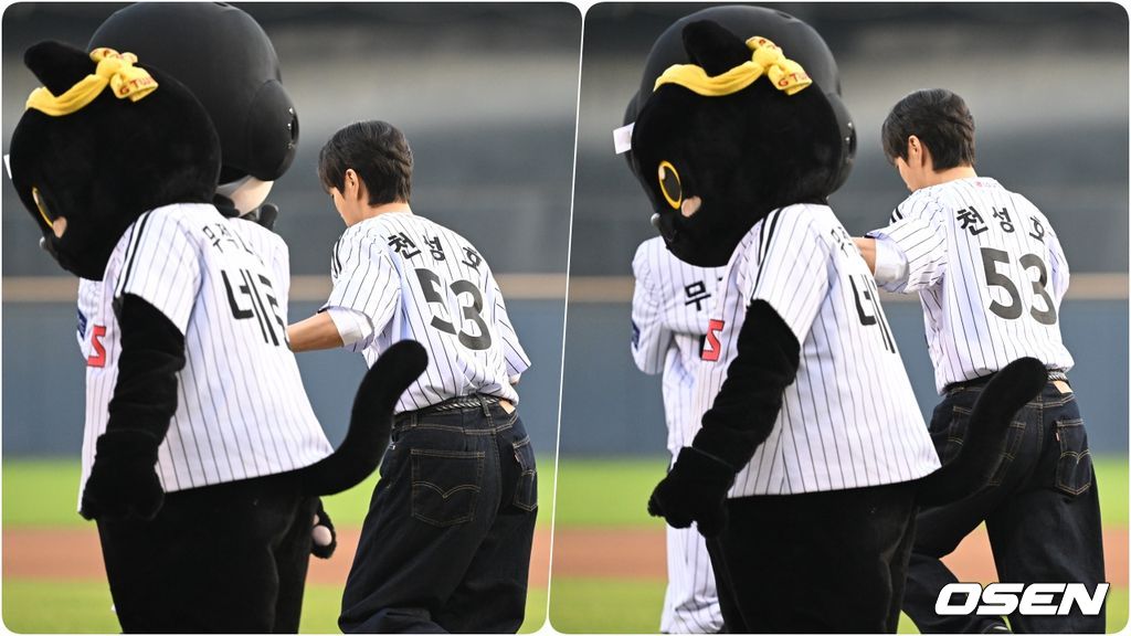 파울 라인을 의식하고 마스코트의 손을 잡고 점프해 그라운드 입장하는 윤두준