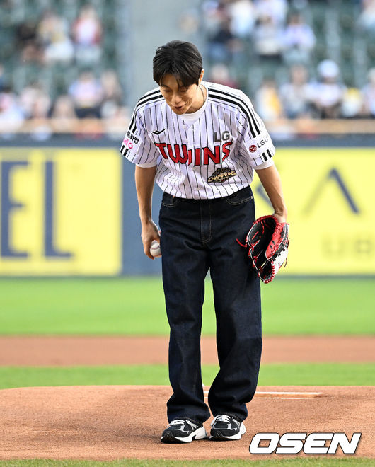 마운드에서도 포수 향해 정중한 인사