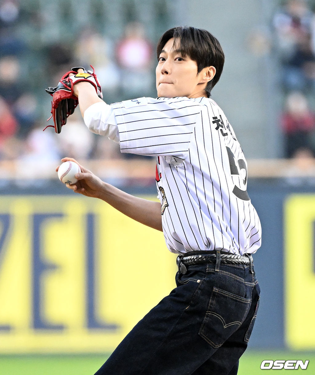 완벽 시구 펼친 윤두준