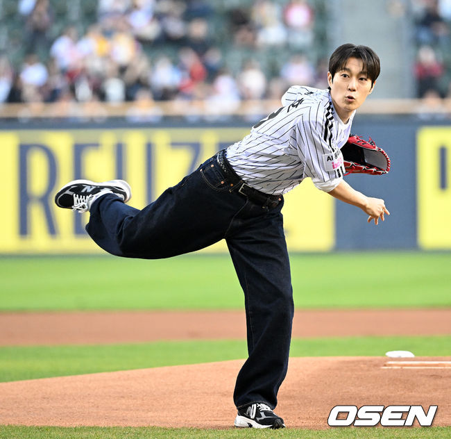 정확하게 잘 던졌죠?