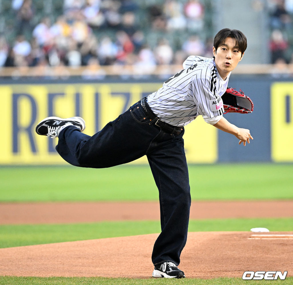 정확하게 잘 던졌죠?