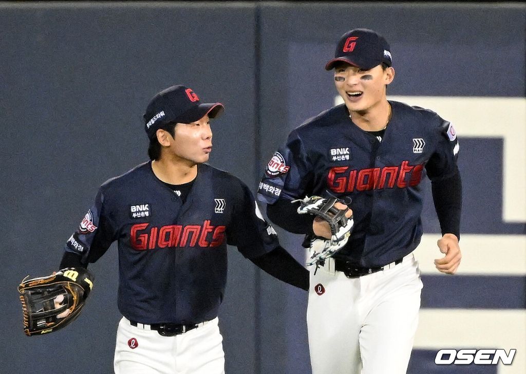 8회말 2사 1루에서 롯데 윤동희가 LG 오스틴의 타구를 잡고 환호하고 있다. 2026.04.15 /sunday@osen.co.kr