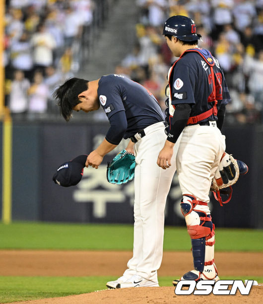 [OSEN=잠실, 이대선 기자] 15일 서울 잠실야구장에서 2026 신한 SOL KBO리그 LG 트윈스와 롯데 자이언츠의 경기가 열렸다.이날 LG는 웰스, 롯데는 김진욱을 선발로 내세웠다. 7회말 2사 3루에서 롯데 김진욱이 마운드를 내려가기 전에 외야를 향해 인사하고 있다.  2026.04.15 /sunday@osen.co.kr