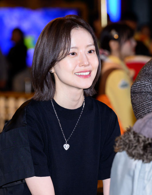 8일 오후 서울 잠실 롯데월드 회전목마에서 영화 '하트맨' 팬 이벤트가 열렸다.‘하트맨’은 돌아온 남자 승민(권상우)이 다시 만난 첫사랑을 놓치지 않기 위해 고군분투하지만, 그녀에게 절대 말할 수 없는 비밀이 생기며 벌어지는 코미디로 오는 14일 전국 극장에서 개봉한다.배우 문채원이 팬과 만나고 있다. 2026.01.08 /sunday@osen.co.kr