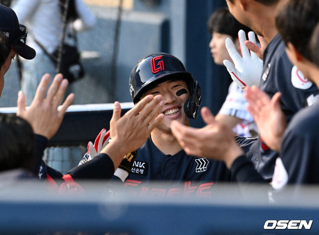 15일 서울 잠실야구장에서 2026 신한 SOL KBO리그 LG 트윈스와 롯데 자이언츠의 경기가 열렸다.이날 LG는 웰스, 롯데는 김진욱을 선발로 내세웠다.3회초 무사에서 롯데 손성빈이 좌중월 솔로 홈런을 치고 더그아웃에서 환호하고 있다.  2026.04.15 /sunday@osen.co.kr