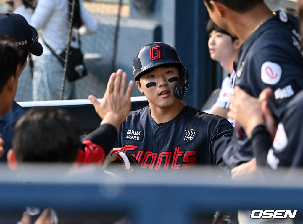 15일 서울 잠실야구장에서 2026 신한 SOL KBO리그 LG 트윈스와 롯데 자이언츠의 경기가 열렸다.이날 LG는 웰스, 롯데는 김진욱을 선발로 내세웠다.3회초 무사에서 롯데 손성빈이 좌중월 솔로 홈런을 치고 더그아웃에서 환호하고 있다.  2026.04.15 /sunday@osen.co.kr