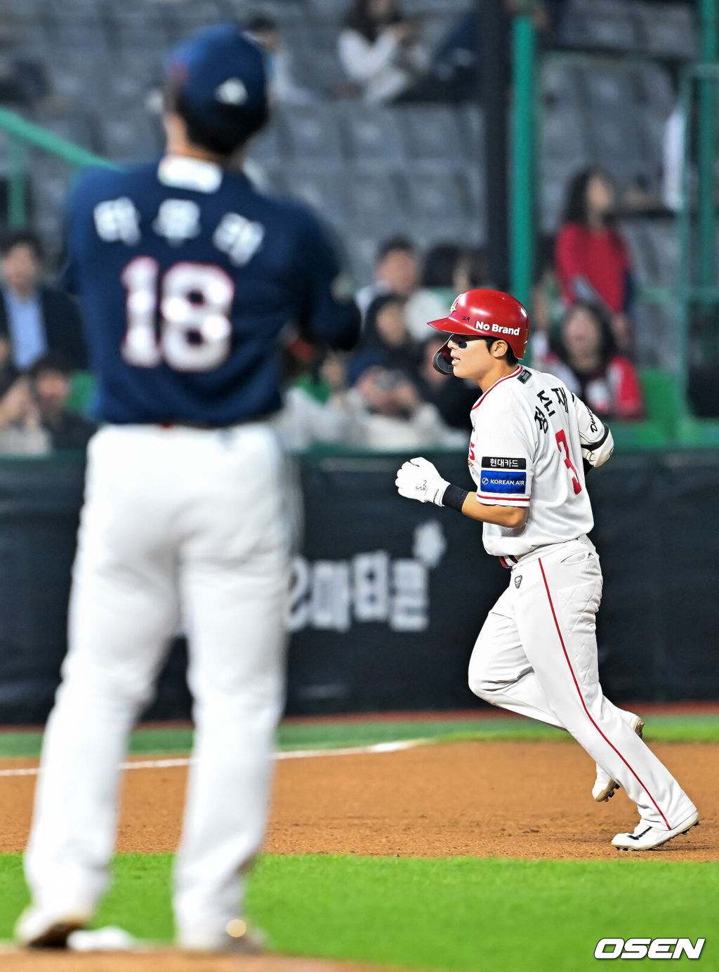 15일 오후 인천 SSG랜더스필드에서 ‘2026 신한 SOL Bank KBO리그' SSG 랜더스와 두산 베어스의 경기가 진행됐다.이날 SSG는 최민준을, 두산은 이영하를 선발투수로 내세웠다.8회말 2사 SSG 정준재가 우월 솔로 홈런을 때린 후 그라운드를 돌고 있다. 2026.04.15 / rumi@osen.co.kr