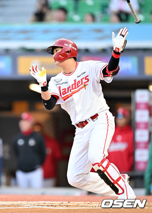 [OSEN=인천, 민경훈 기자] 15일 오후 인천 SSG랜더스필드에서 ‘2026 신한 SOL Bank KBO리그' SSG 랜더스와 두산 베어스의 경기가 진행됐다. 1회말 2사 주자 2,3루 SSG 고명준이 좌중월 선취 스리런 홈런을 때리고 있다. 2026.04.15 / rumi@osen.co.kr