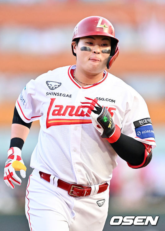 [OSEN=인천, 민경훈 기자] 15일 오후 인천 SSG랜더스필드에서 ‘2026 신한 SOL Bank KBO리그' SSG 랜더스와 두산 베어스의 경기가 진행됐다. 1회말 2사 주자 2,3루 SSG 고명준이 좌중월 선취 스리런 홈런을 때린 후 그라운드를 돌고 있다. 2026.04.15 / rumi@osen.co.kr