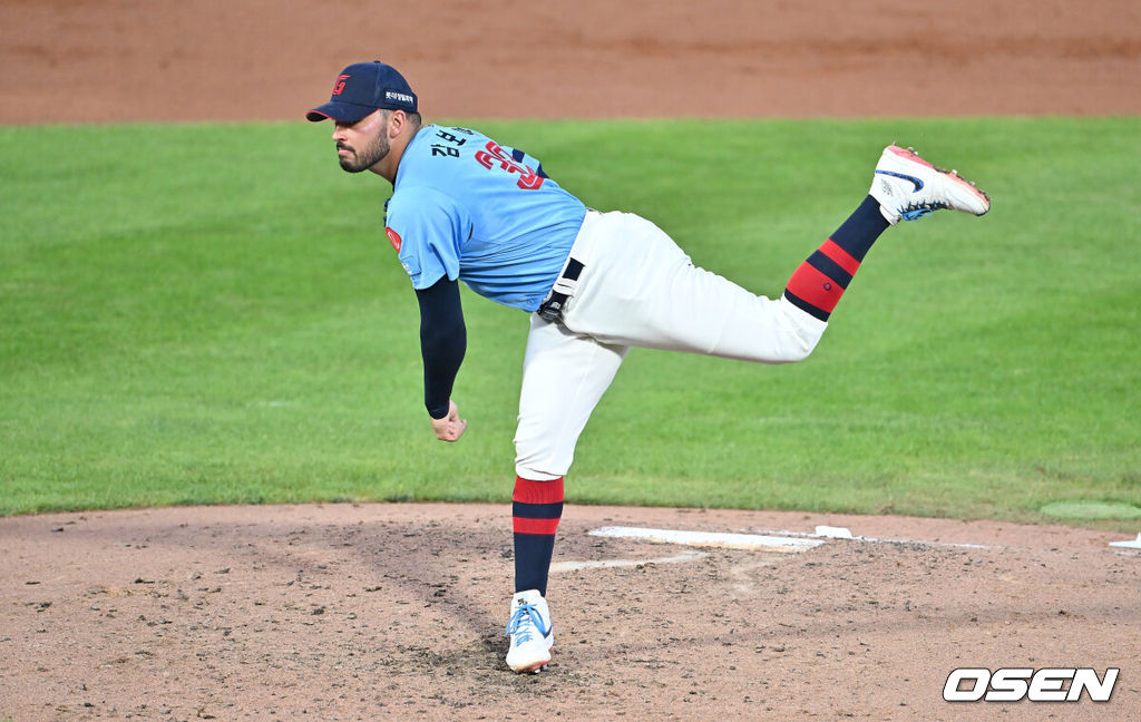 30일 부산 사직야구장에서 2025 신한 SOL 뱅크 KBO 리그 롯데 자이언츠와 NC 다이노스의 경기가 열렸다. 홈팀 롯데는 감보아가, 방문팀 NC는 목지훈이 선발 출전했다.롯데 자이언츠 선발 투수 감보아가 역투하고 있다. 2025.07.30 / foto0307@osen.co.kr