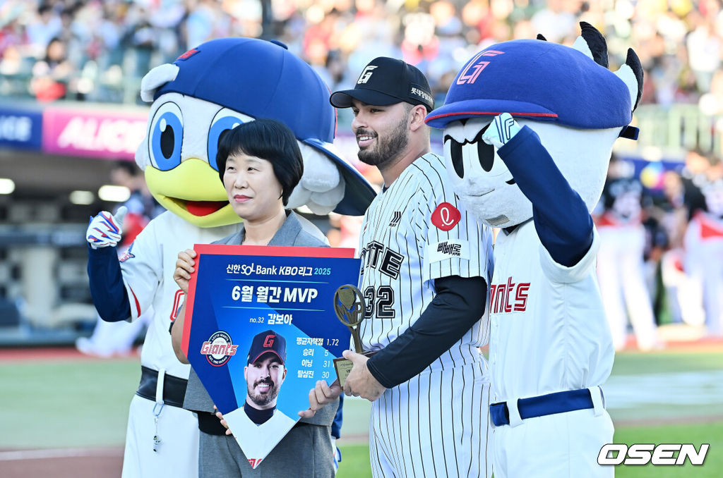 25일 부산 사직야구장에서 2025 신한 SOL 뱅크 KBO 리그 롯데 자이언츠와 KIA 타이거즈의 경기가 열렸다. 홈팀 롯데는 데이비슨이, 방문팀 KIA는 김건국이 선발 출전했다.롯데 자이언츠 감보아가 6월 월간 MVP 시상식을 갖고 있다. 2025.07.25 / foto0307@osen.co.kr