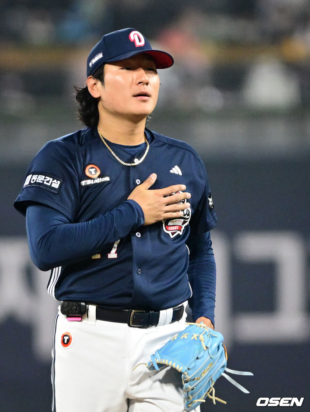 10일 경기도 수원 KT위즈파크에서 2026 신한 SOL KBO리그 KT 위즈와 두산 베어스의 경기가 열렸다.이날 KT는 사우어, 두산은 곽빈을 선발투수로 내세웠다.두산 곽빈이 1회말 2사 이후 두 타자에게 연속으로 볼넷을 내준 뒤 아쉬움을 드러내고 있다. 2026.04.10 /cej@osen.co.kr