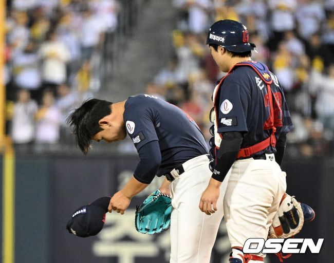 [OSEN=잠실, 이대선 기자] 15일 서울 잠실야구장에서 2026 신한 SOL KBO리그 LG 트윈스와 롯데 자이언츠의 경기가 열렸다.이날 LG는 웰스, 롯데는 김진욱을 선발로 내세웠다.7회말 2사 3루에서 롯데 김진욱이 마운드를 내려가고 있다.  2026.04.15 /sunday@osen.co.kr